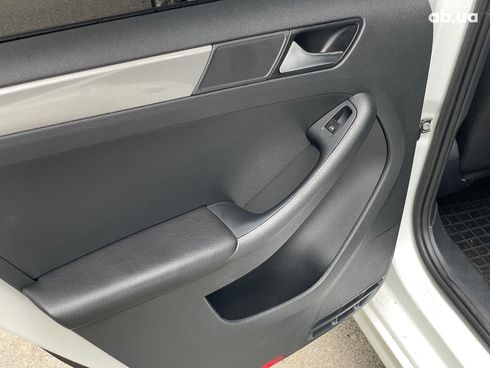 Volkswagen Jetta 2016 белый - фото 18