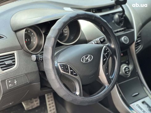Hyundai Elantra 2013 белый - фото 22