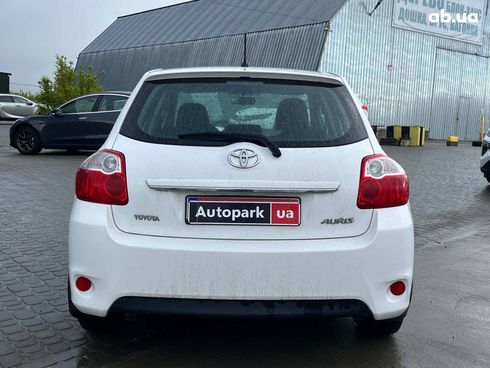 Toyota Auris 2010 белый - фото 6