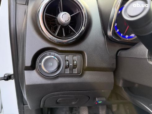 Chevrolet Tracker 2013 белый - фото 27