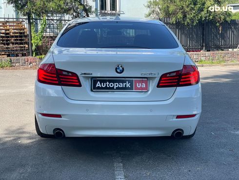 BMW 5 серия 2015 белый - фото 9