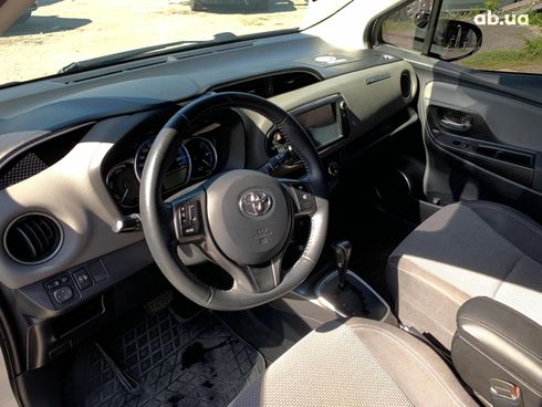 Toyota Yaris 2014 серый - фото 29