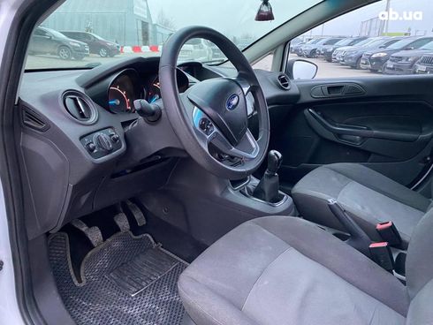 Ford Fiesta 2013 белый - фото 11