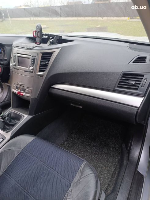 Subaru Legacy Wagon 2012 серебристый - фото 12