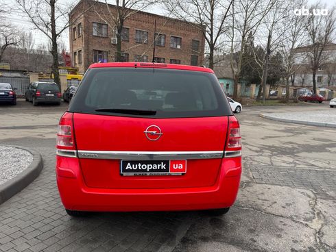 Opel Zafira 2010 красный - фото 4