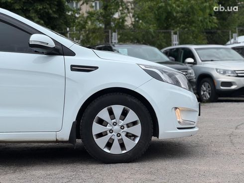 Kia Rio 2013 белый - фото 14