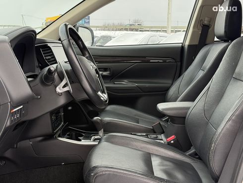 Mitsubishi Outlander 2016 белый - фото 19