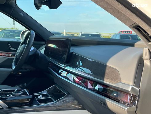 BMW i7 2023 белый - фото 11
