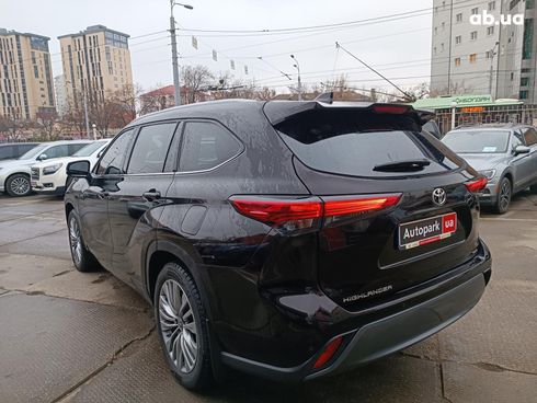 Toyota Highlander 2021 коричневый - фото 7