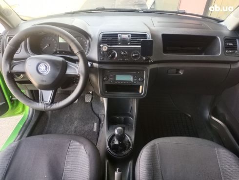 Skoda Fabia 2014 зеленый - фото 17