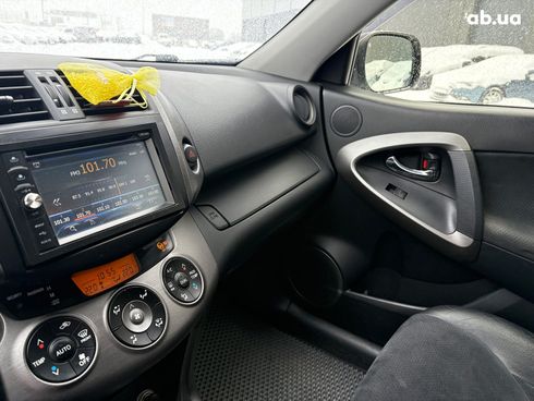 Toyota RAV4 2012 серый - фото 27