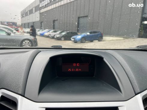 Ford Fiesta 2012 белый - фото 28