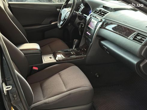 Toyota Camry 2015 серый - фото 21