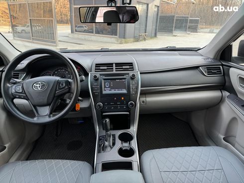 Toyota Camry 2015 серый - фото 17
