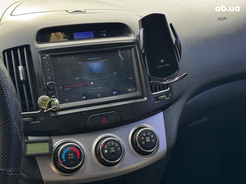 Hyundai Elantra 2010 бежевый - фото 12