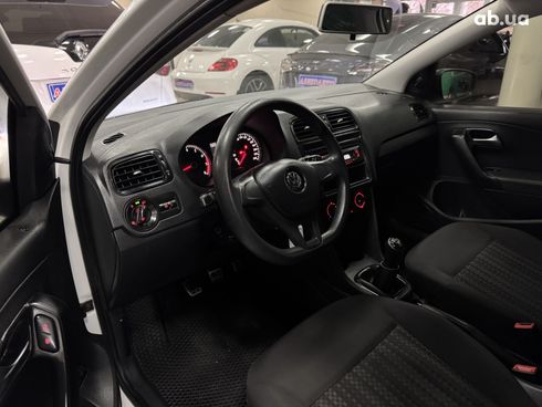 Volkswagen Polo 2017 белый - фото 7