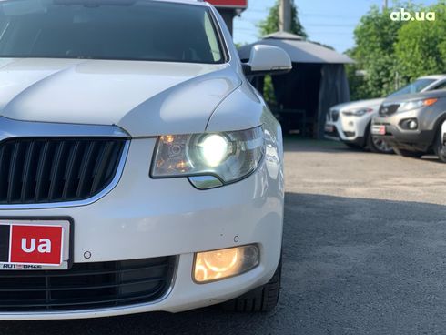 Skoda Superb 2011 белый - фото 9
