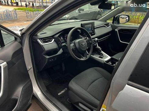 Toyota RAV4 2021 - фото 8