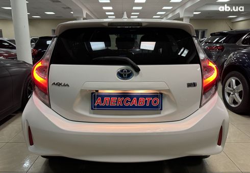 Toyota Aqua 2018 белый - фото 6