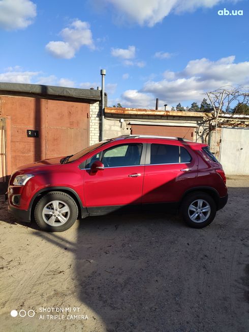Chevrolet Tracker 2014 красный - фото 2
