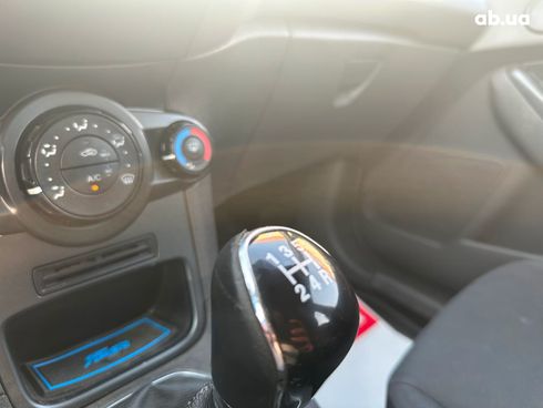 Ford Fiesta 2014 желтый - фото 33