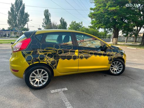 Ford Fiesta 2014 желтый - фото 8