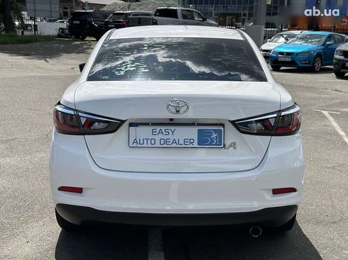 Toyota Yaris 2017 - фото 5
