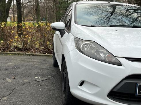 Ford Fiesta 2011 белый - фото 5