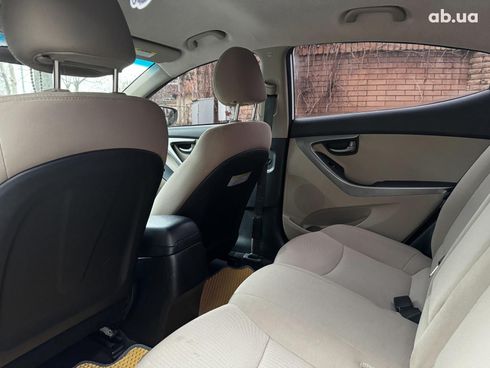 Hyundai Elantra 2015 белый - фото 23