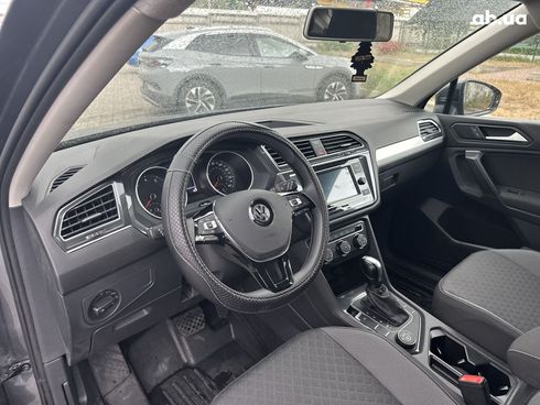 Volkswagen Tiguan 2021 серый - фото 17