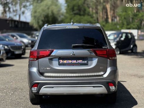 Mitsubishi Outlander 2020 - фото 4