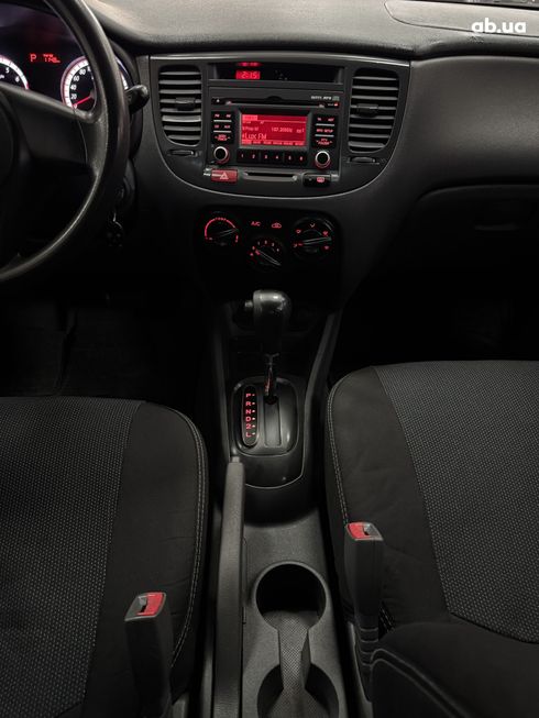 Kia Rio 2010 серебристый - фото 12
