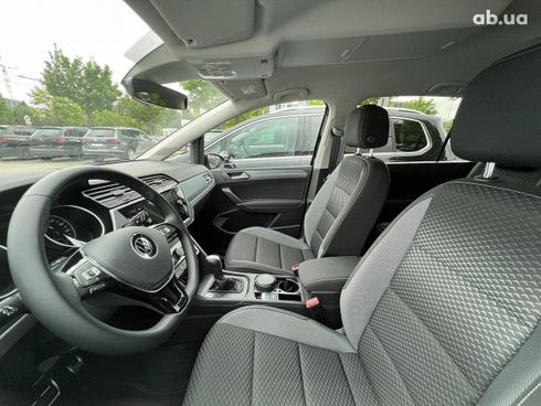 Volkswagen Touran 2022 - фото 32