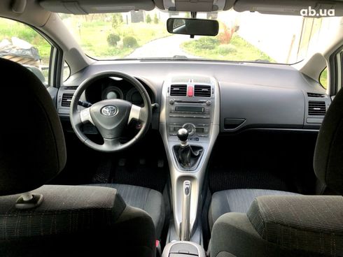 Toyota Auris 2010 серебристый - фото 6