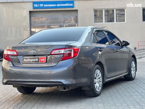 Toyota Camry 2013 серый - фото 7