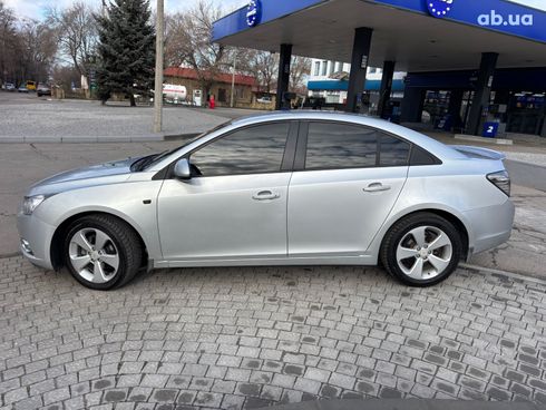 Chevrolet Cruze 2010 серый - фото 2