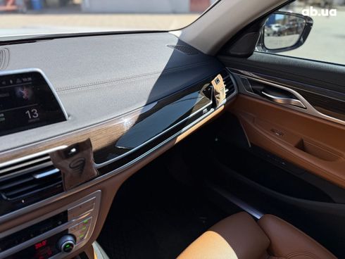 BMW 7 серия 2019 белый - фото 41