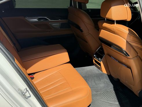 BMW 7 серия 2019 белый - фото 17