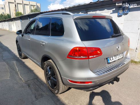 Volkswagen Touareg 2011 серебристый - фото 11