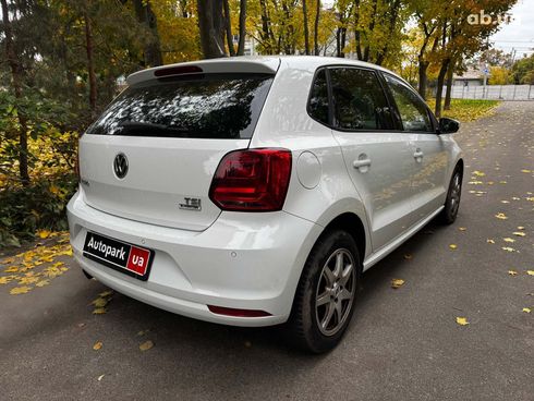 Volkswagen Polo 2015 белый - фото 6