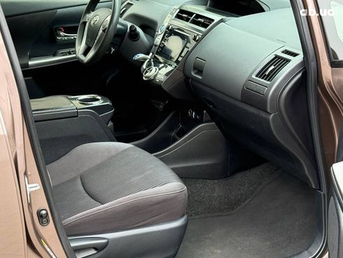 Toyota Prius V 2015 коричневый - фото 37