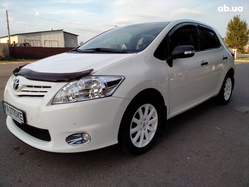 Toyota Auris 2012 белый - фото 2