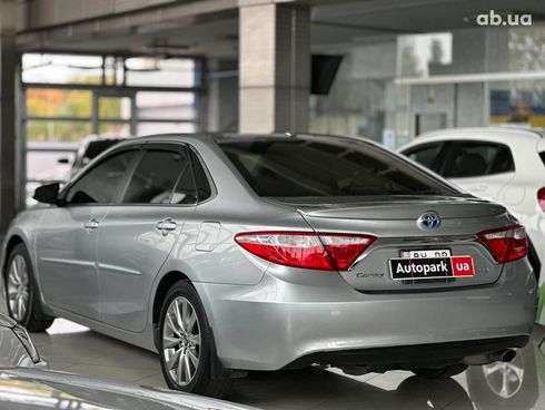 Toyota Camry 2015 серый - фото 6