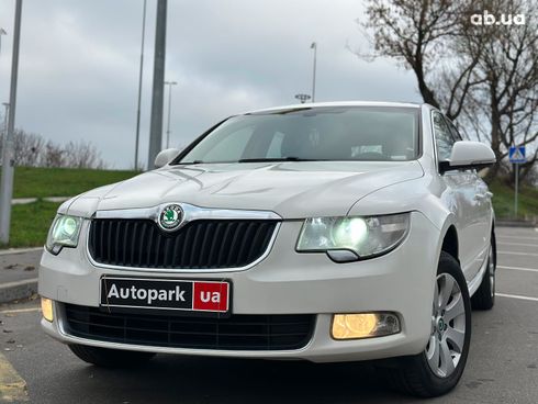 Skoda Superb 2012 белый - фото 2