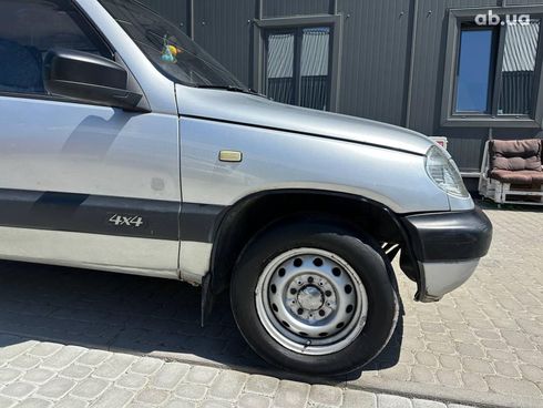 Chevrolet Niva 2004 серый - фото 11