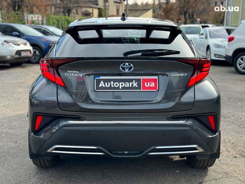 Toyota C-HR 2022 серый - фото 7