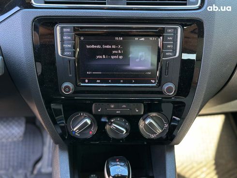 Volkswagen Jetta 2016 серый - фото 20