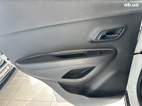 Chevrolet Trax 2017 белый - фото 13