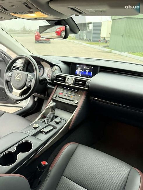Lexus IS 2018 - фото 27