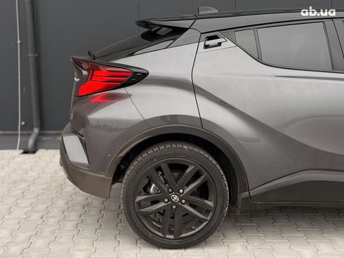 Toyota C-HR 2022 серый - фото 24